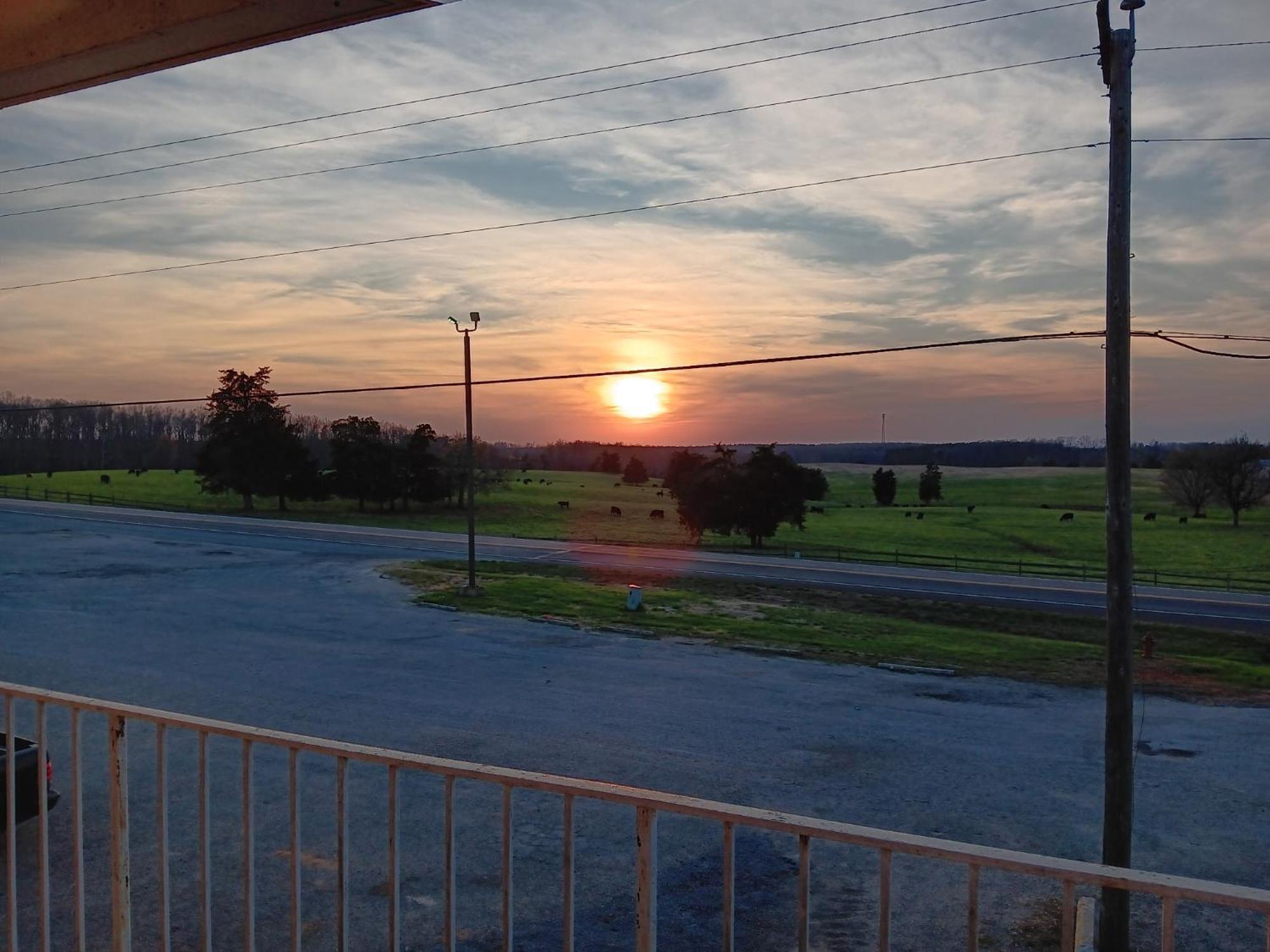 Oyo Sheldon'S Motel And Restaurant Keysville Esterno foto