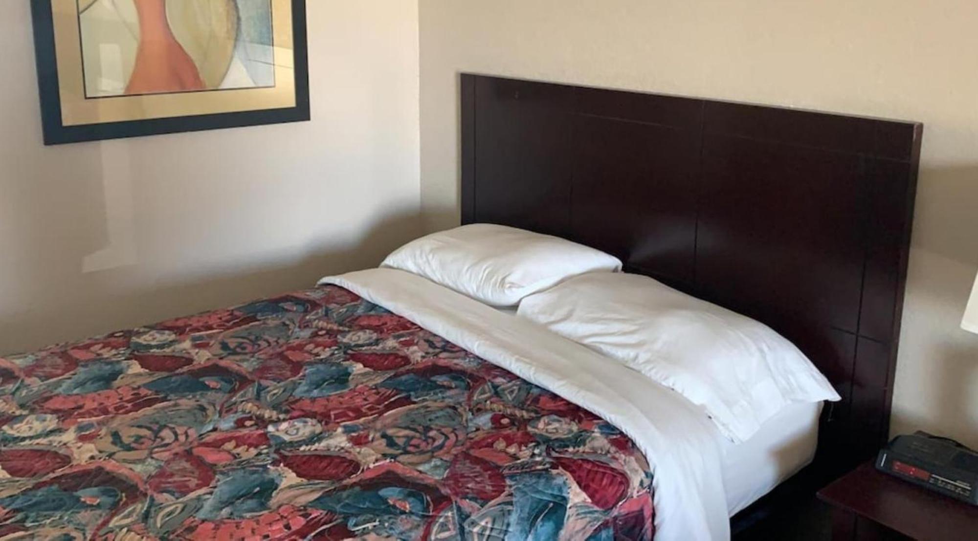 Oyo Sheldon'S Motel And Restaurant Keysville Esterno foto