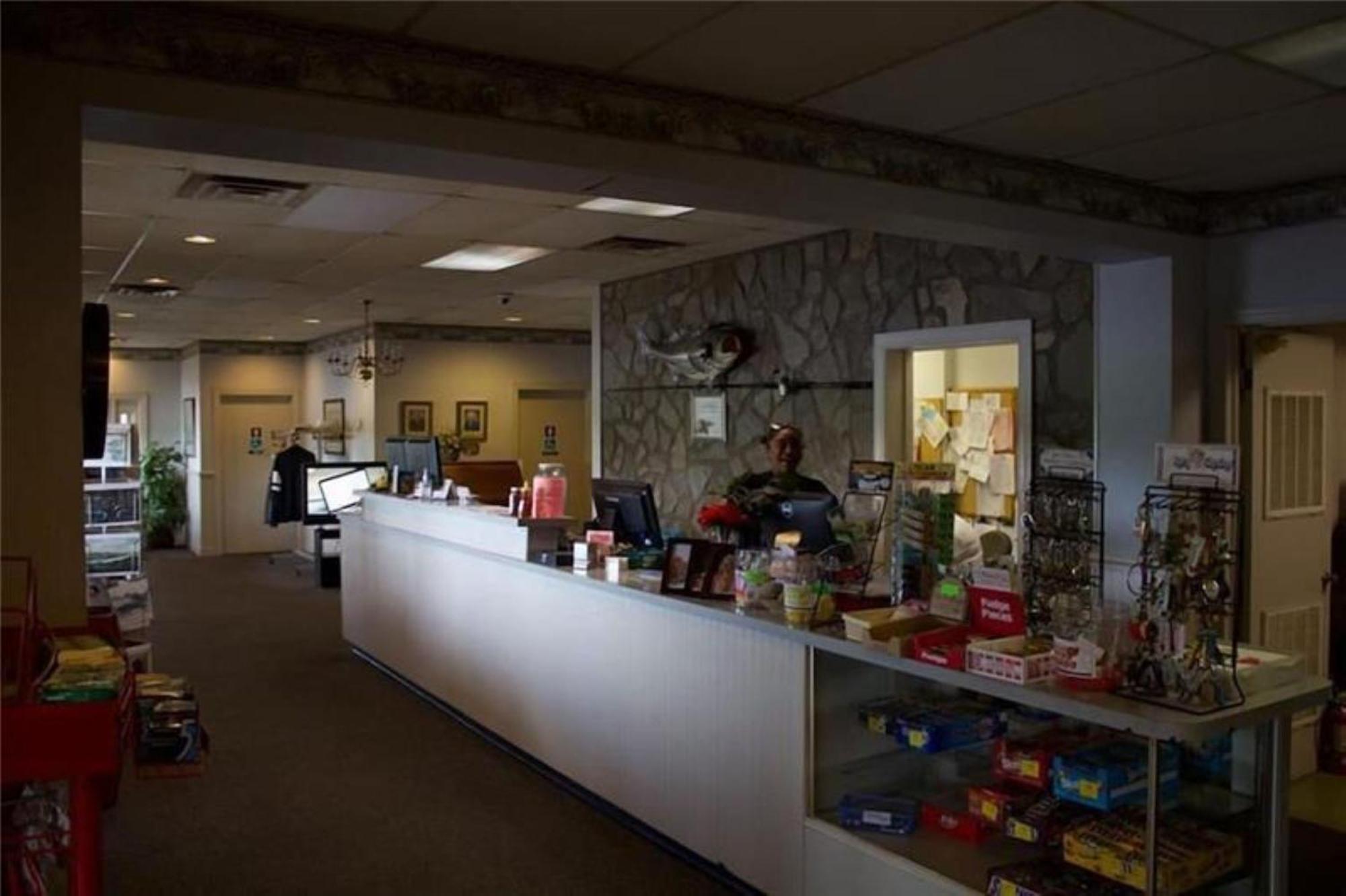 Oyo Sheldon'S Motel And Restaurant Keysville Esterno foto