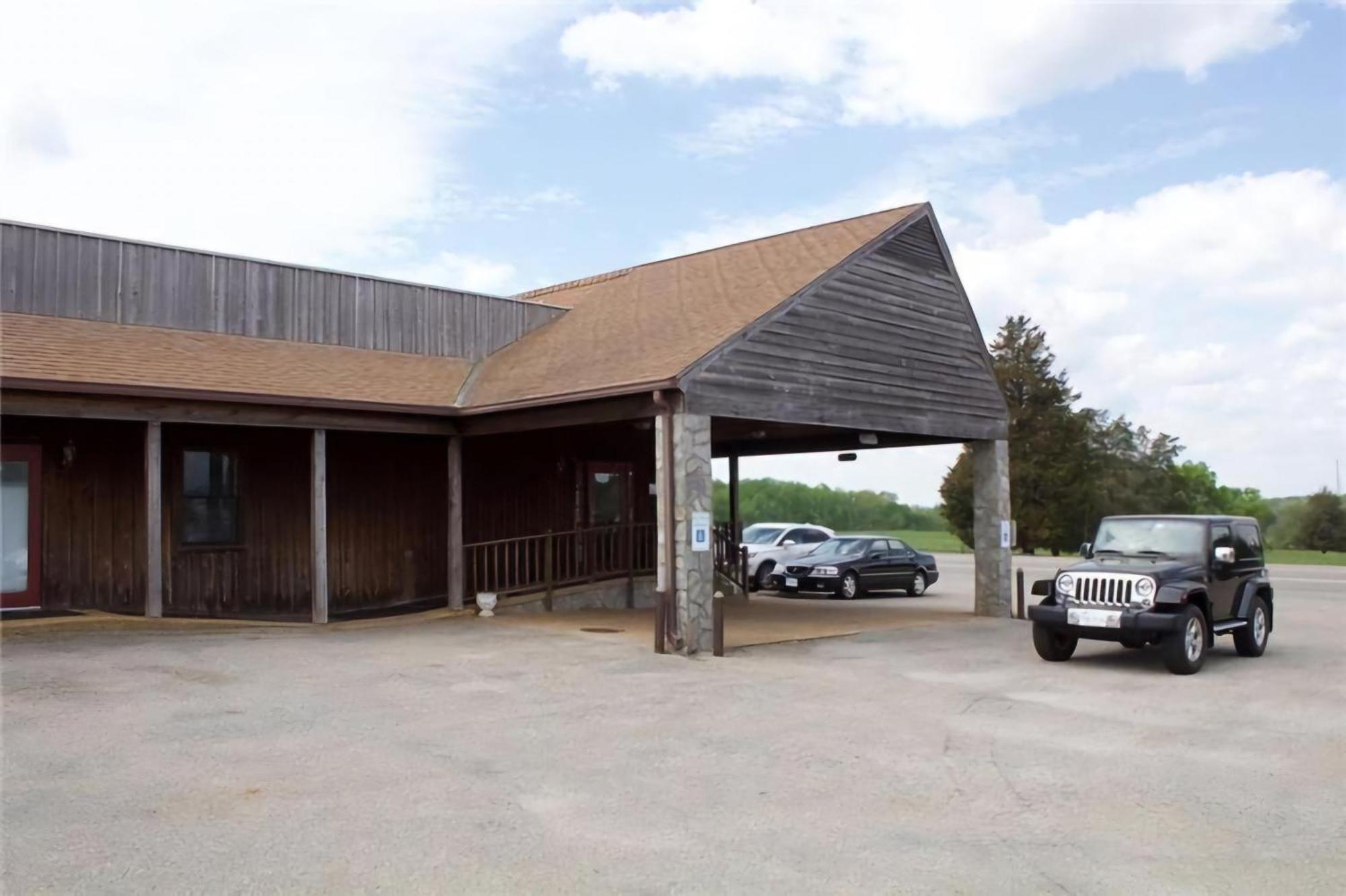 Oyo Sheldon'S Motel And Restaurant Keysville Esterno foto